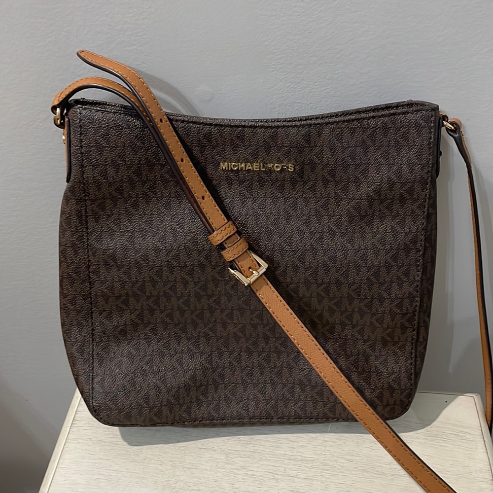 EUC like new! Michael Kors crossbody